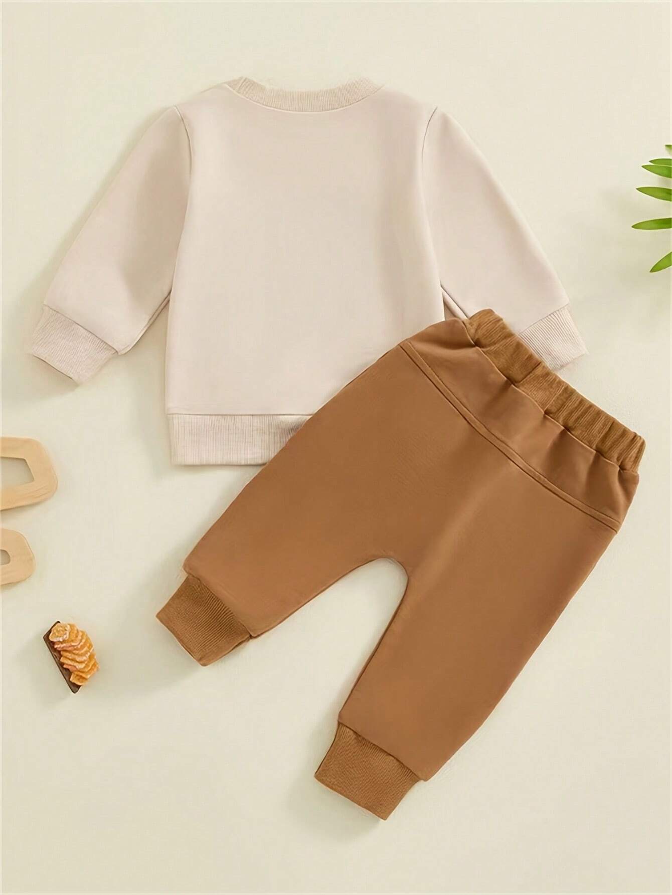 Buy SHEIN 2pcs Baby Boy "Mom's Little Man" Letter Print Long Sleeve Sweatshirt And Pants Sports Suit in Pakistan