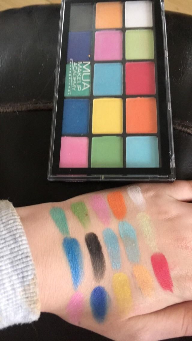 Buy MUA 15 Shade Eyeshadow Palette in Pakistan