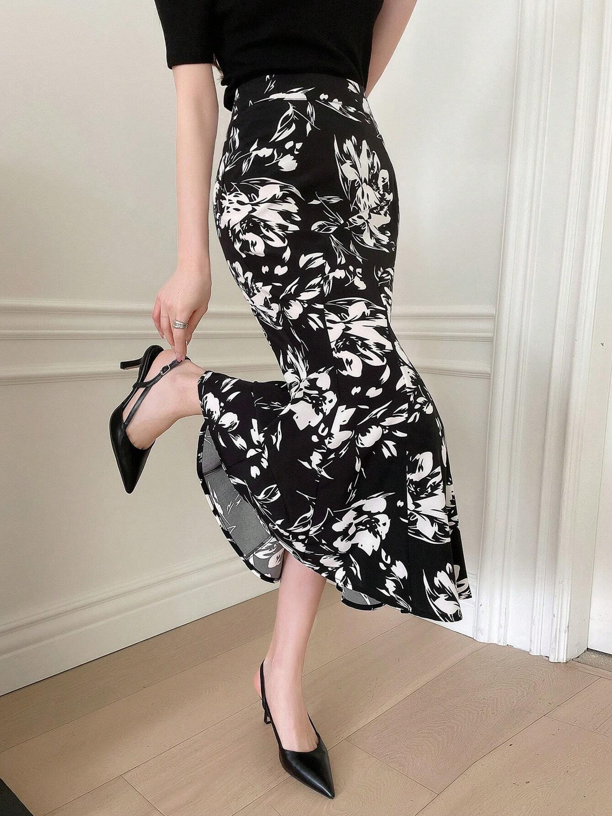 Buy SHEIN DAZY Asymmetrical Floral Print Pencil Mermaid Skirt With Hip-Wrapped Design in Pakistan