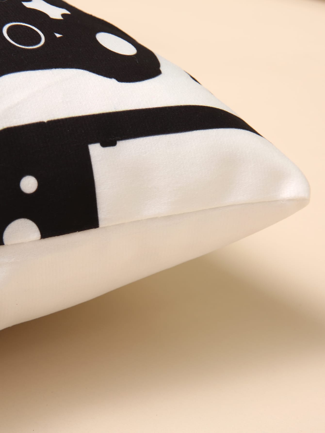 Buy SHEIN Gamepad Print Cushion Cover Without Filler, Modern Throw Pillow Cover, Pillow Insert Not Include, For Sofa, Living Room in Pakistan