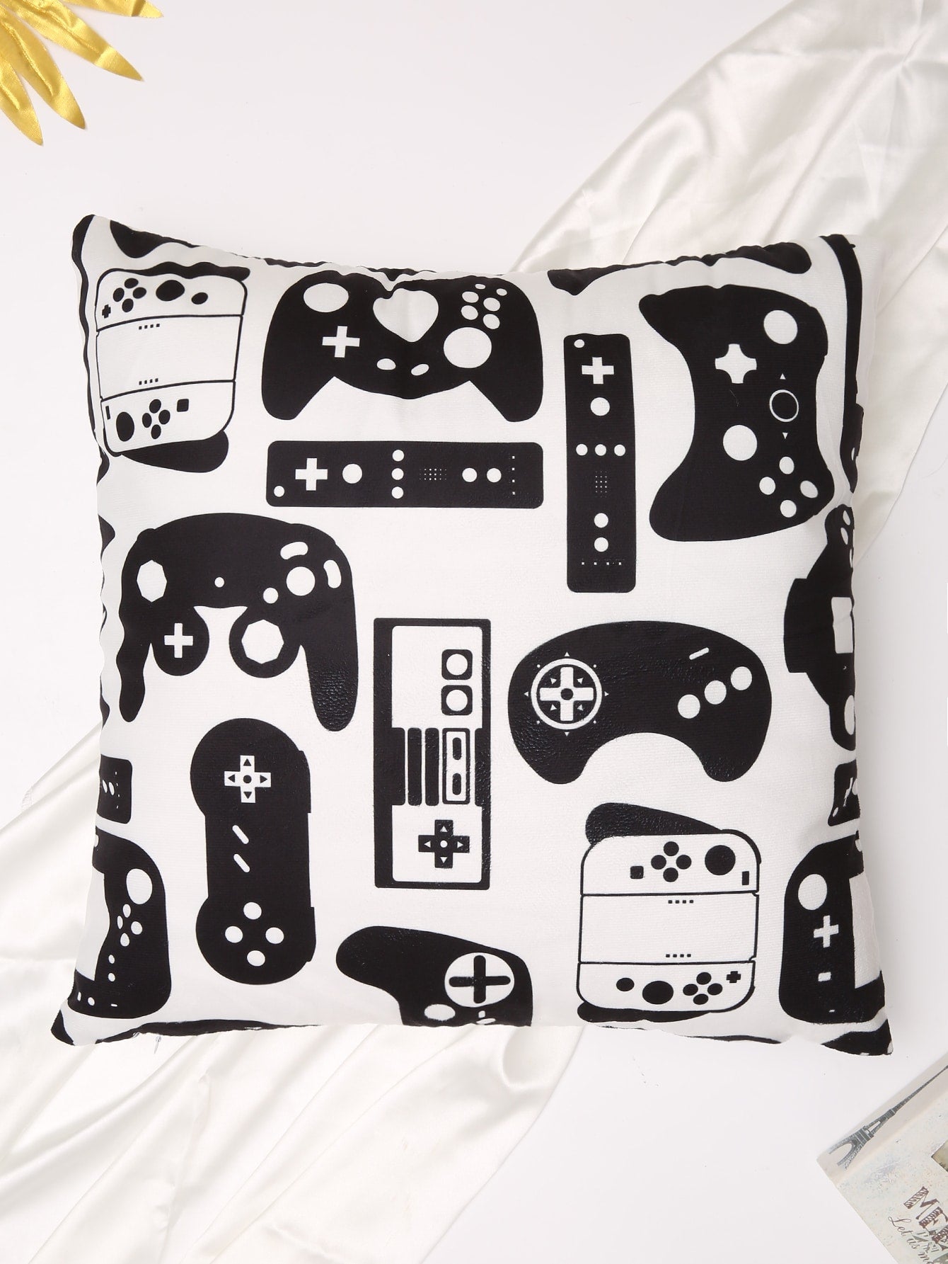 Buy SHEIN Gamepad Print Cushion Cover Without Filler, Modern Throw Pillow Cover, Pillow Insert Not Include, For Sofa, Living Room in Pakistan