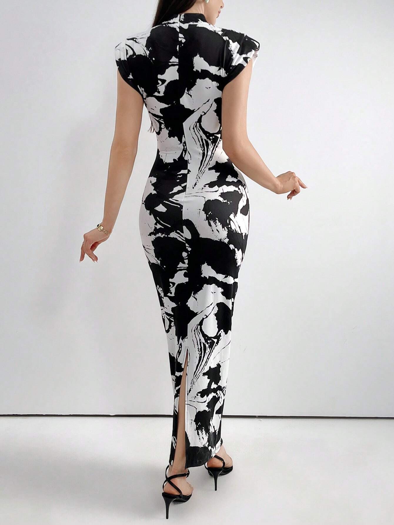 Buy SHEIN Modely Women's Printed Slim-Fit Arabian Robe Dress With Side Slit in Pakistan