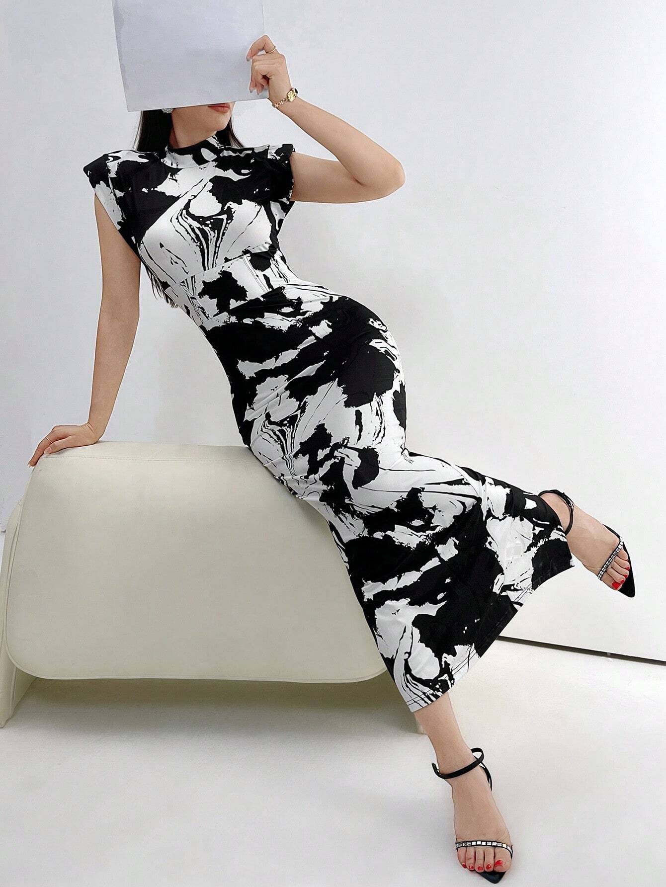 Buy SHEIN Modely Women's Printed Slim-Fit Arabian Robe Dress With Side Slit in Pakistan